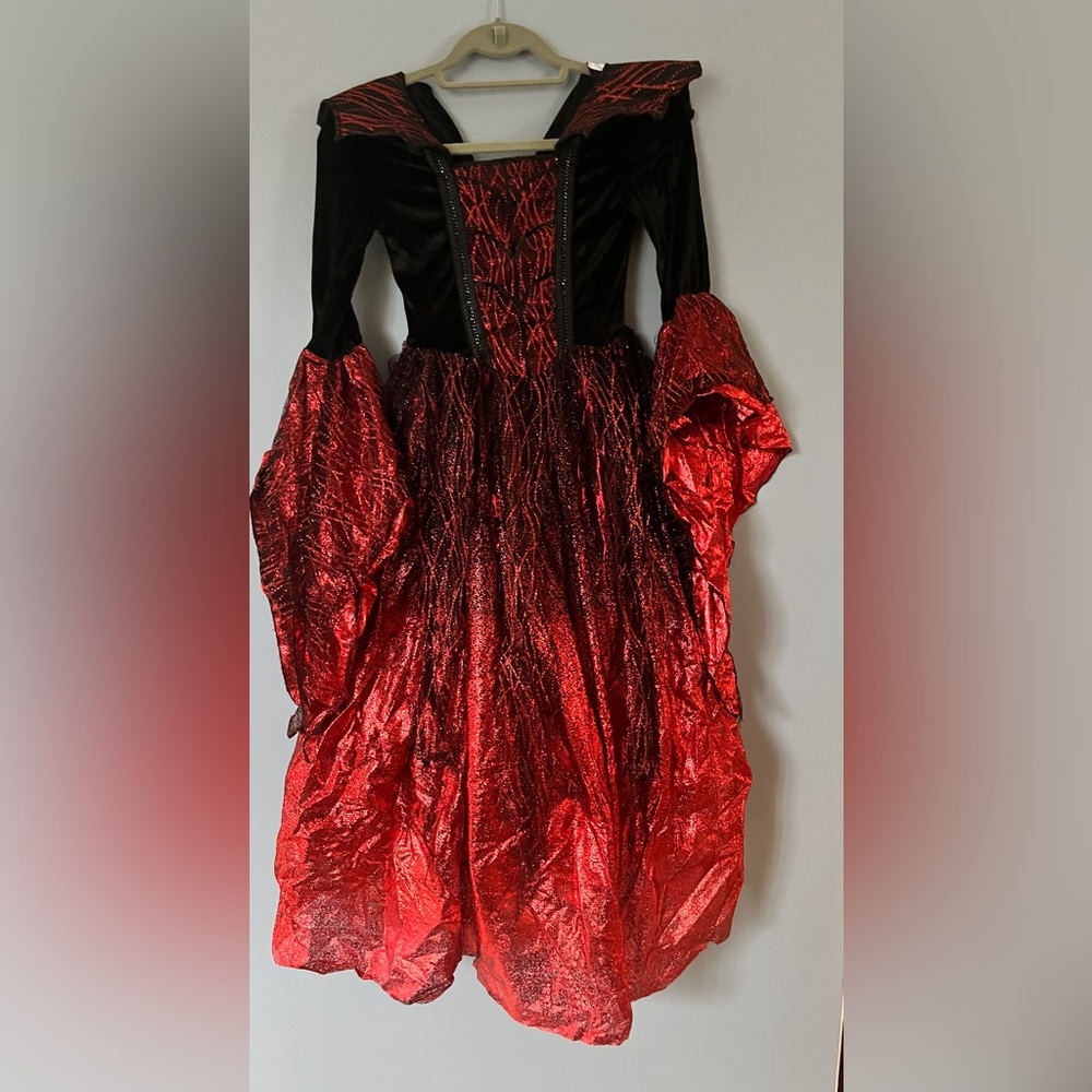 Spirit Halloween Girls Vampire 🧛🏻‍♀️ costume size M 8-10